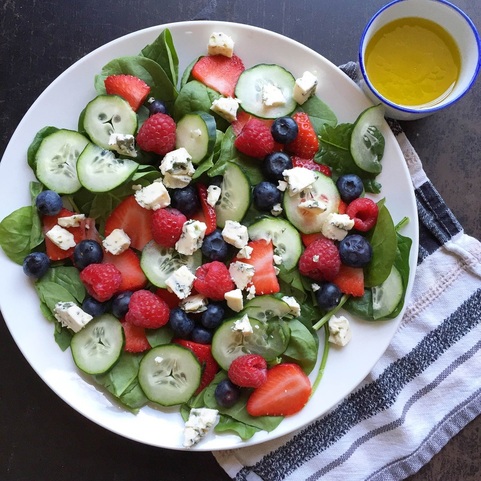 Mixed Berry and Spinach Salad with Lemon Vinaigrette | www.thealiconklin.com